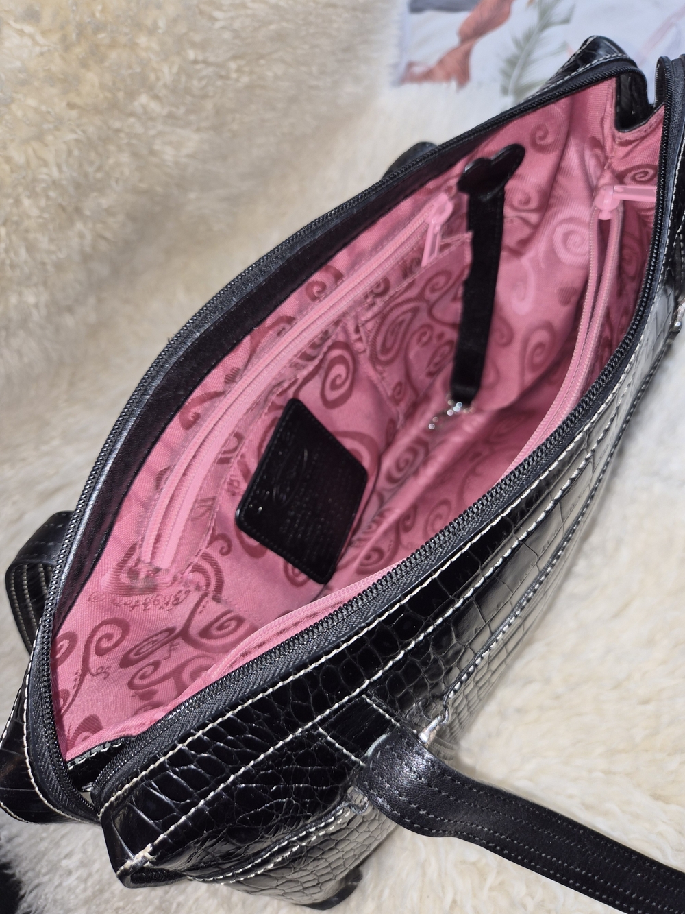Black Heart-Detail Croc-Embossed Women’s Handbag - Picture 10 of 10